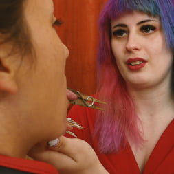 Mistress Porcelain Victoria に 'Kink Partners' ヴィクトリア愛人の下での奴隷ミラの試練 パート 1: 従順な人がおしっこをしている間、愛人はお茶を飲みます (サムネイル 8)