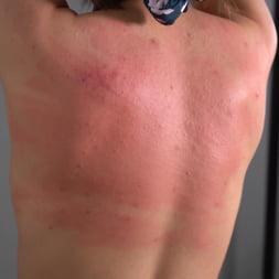 Mistress Roxy en 'Kink Partners' La esclava Mila demuestra su valía al ser azotada (Miniatura 4)