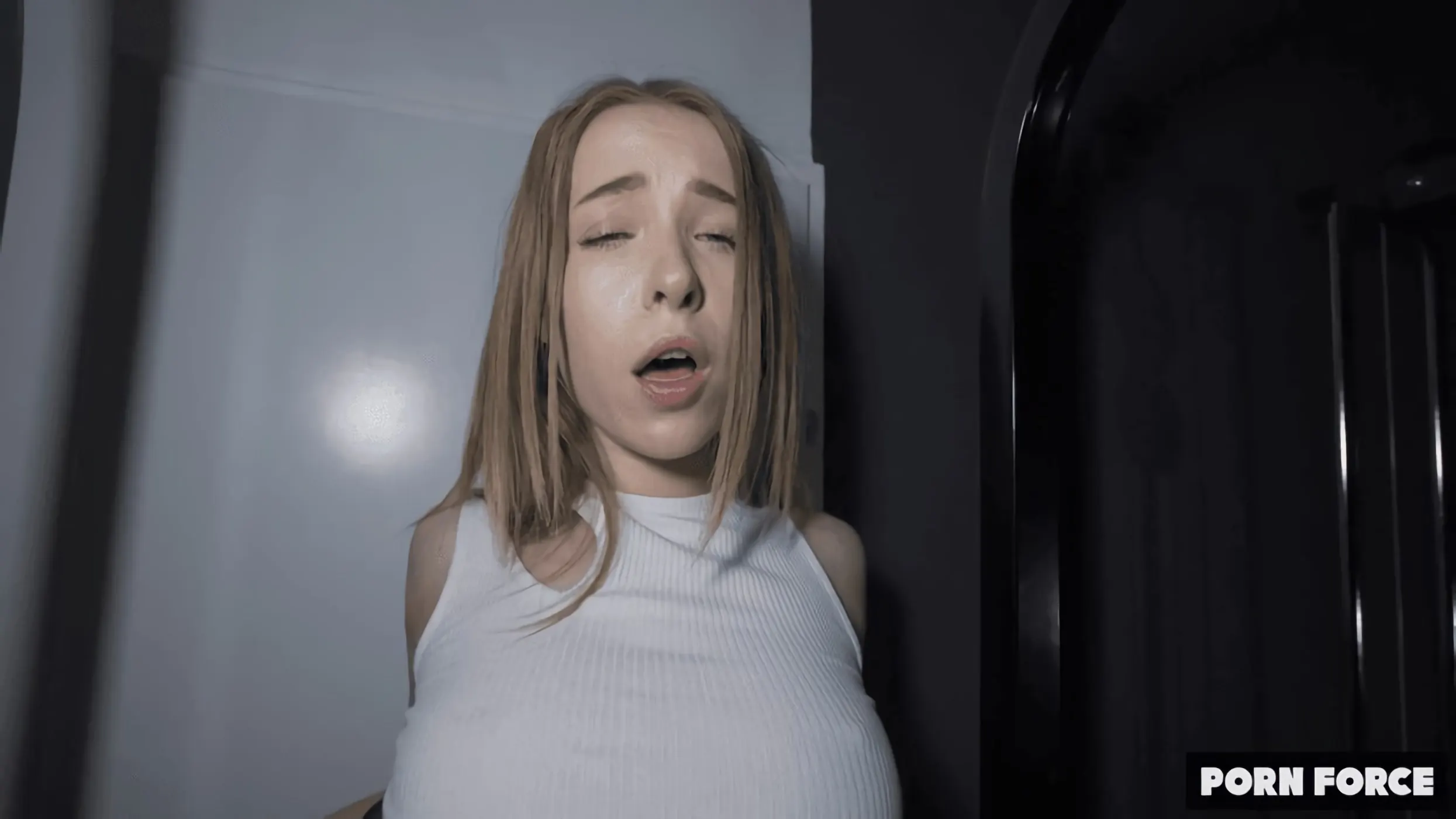 Kink Partners 'A la pequeña zorra Nata Ocean le encanta que la usen como un juguete sexual sucio' protagonizando Nata Ocean (foto 9)