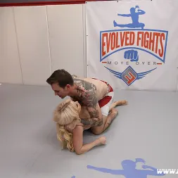 Nikki Delano に 'Kink Partners' 男性レスラーは小さな女性を破壊し、その後で彼女をファック (サムネイル 15)