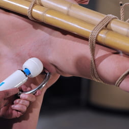 Nyssa Nevers に 'Kink Partners' 竹刑務所 (サムネイル 2)