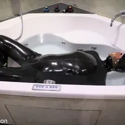 Petgirl Kako en 'Kink Partners' Bondage de goma en la bañera (Miniatura 1)