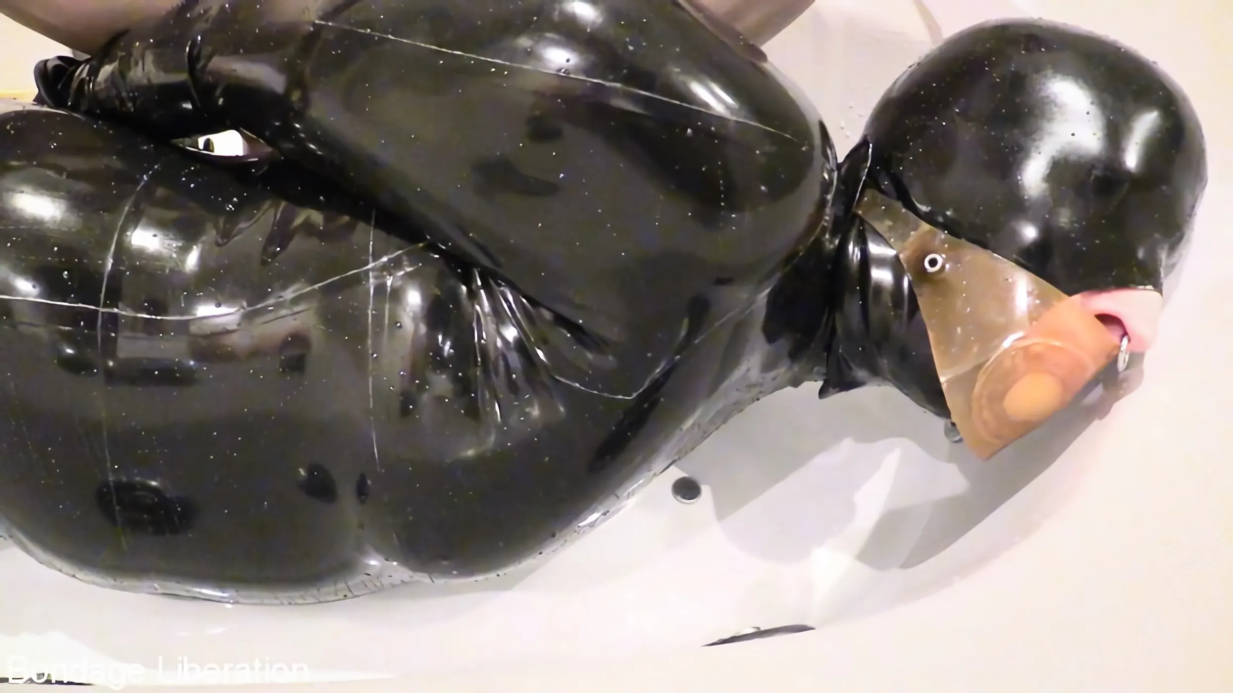 Kink Partners 'Bondage de goma en la bañera' protagonizando Petgirl Kako (foto 13)