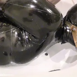 Petgirl Kako en 'Kink Partners' Bondage de goma en la bañera (Miniatura 13)