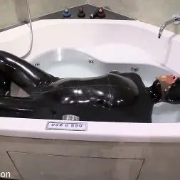 Petgirl Kako en 'Kink Partners' Bondage de goma en la bañera (Miniatura 30)