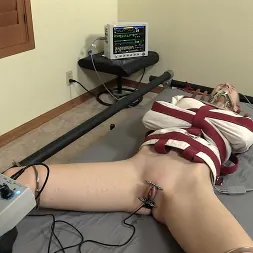 Rachel Greyhound en 'Kink Partners' Exposición a la camisa de fuerza eléctrica, primera parte (Miniatura 4)