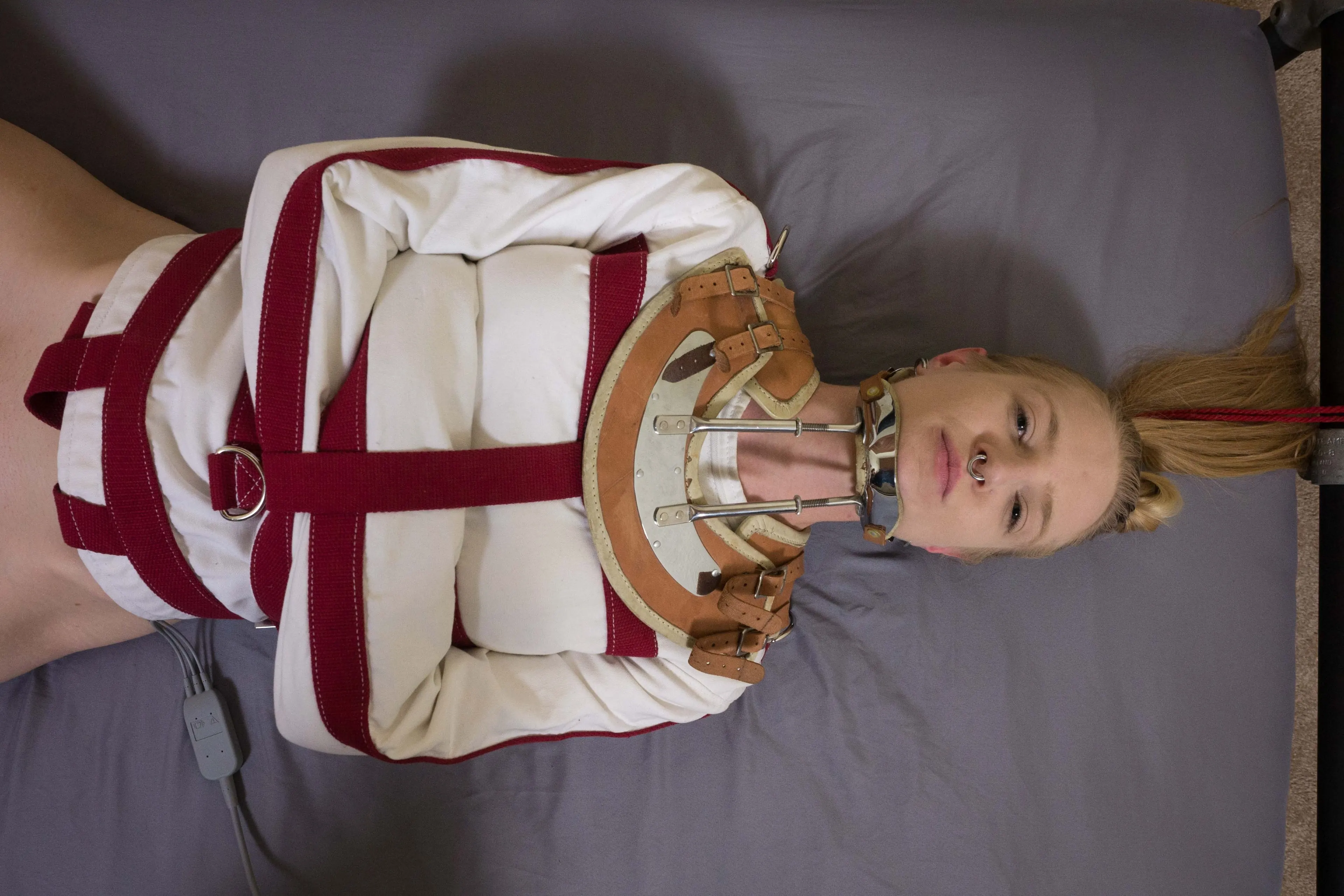 Kink Partners 'Exposición a la camisa de fuerza eléctrica, primera parte' protagonizando Rachel Greyhound (foto 17)