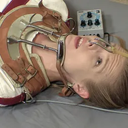 Rachel Greyhound en 'Kink Partners' Exposición a la camisa de fuerza eléctrica, segunda parte (Miniatura 2)