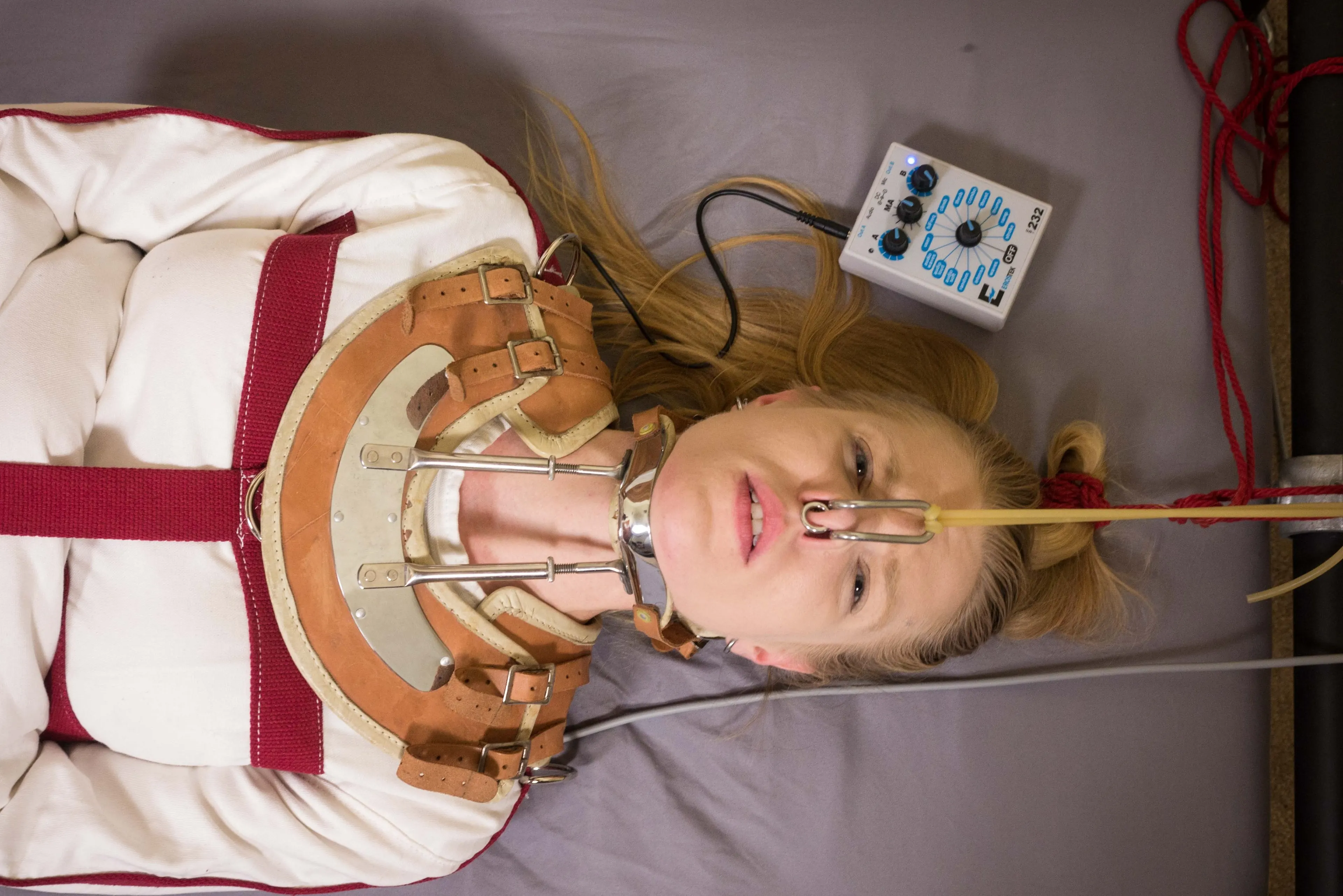 Kink Partners 'Exposición a la camisa de fuerza eléctrica, segunda parte' protagonizando Rachel Greyhound (foto 17)