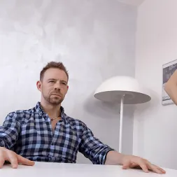 Ria Sunn en 'Kink Partners' La rubia checa Ria Sunn se deja estirar el culo (Miniatura 2)