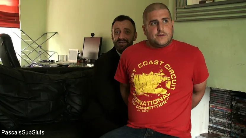 Roxy Mae en 'Roxy Mae: la cobarde del mes, la zorra del año' from 'Kink Partners' (foto 1) Kink Partners 'Roxy Mae: la cobarde del mes, la zorra del año' protagonizando Roxy Mae (foto 1)