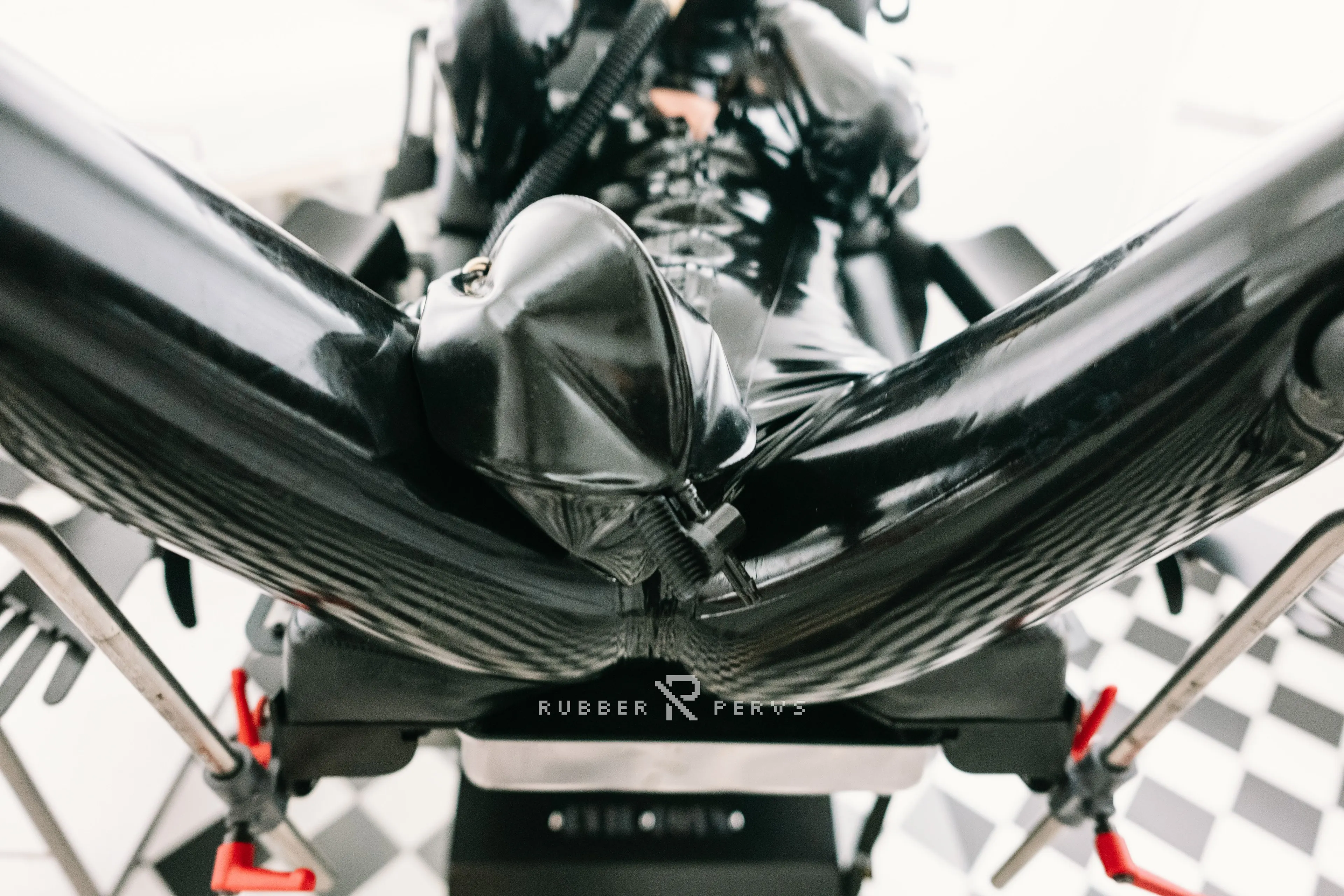 Rubber に 'ゴムクリニックパート1のソロガスマスクゲーム' from 'Kink Partners' (写真 6) Kink Partners 'ゴムクリニックパート1のソロガスマスクゲーム' 主演 Rubber (写真 6)