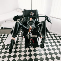 Rubber に 'Kink Partners' ゴムクリニックパート2のソロガスマスクゲーム:触手の性交機械 (サムネイル 1)