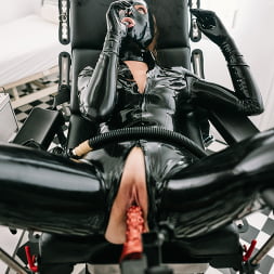Rubber に 'Kink Partners' ゴムクリニックパート2のソロガスマスクゲーム:触手の性交機械 (サムネイル 2)