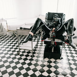 Rubber に 'Kink Partners' ゴムクリニックパート2のソロガスマスクゲーム:触手の性交機械 (サムネイル 26)