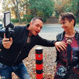 Rubina en 'Kink Partners' La MILF alemana vieja y necesitada Rubina es follada en público (Miniatura 2)