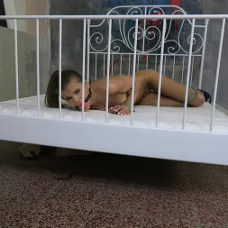 Sarah Kay en 'Kink Partners' EXCLUSIVO: Atada y amordazada mientras le dan un dildo (Miniatura 13)