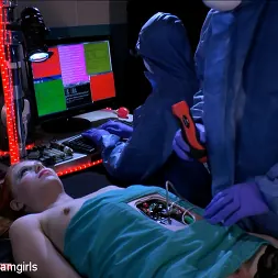 Sarah Strawberries に 'Kink Partners' アシュリーはSFiドリームガールズを発射:小さな赤いロージーボット (サムネイル 2)