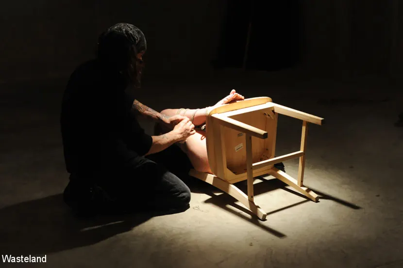 Shadrack Stargazer に '多くのスキルを持つ女性' from 'Kink Partners' (写真 2) Kink Partners '多くのスキルを持つ女性' 主演 Shadrack Stargazer (写真 2)