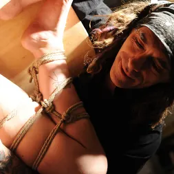 Shadrack Stargazer に 'Kink Partners' 多くのスキルを持つ女性 (サムネイル 7)