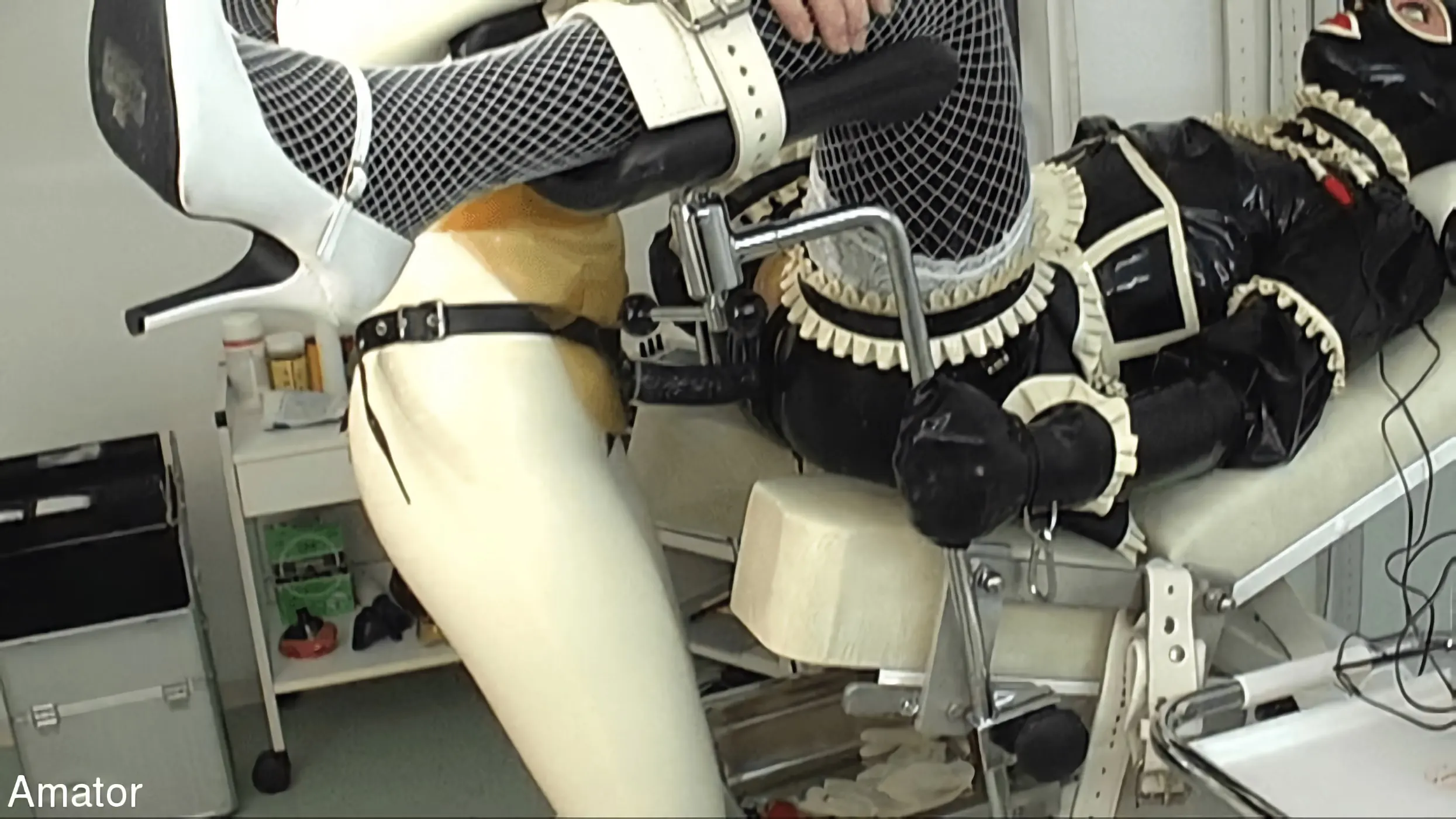 Kink Partners 'クリニックのゴムメイドパート1' 主演 Sklave (写真 17)