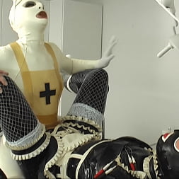 Sklave に 'Kink Partners' クリニックのゴムメイドパート1 (サムネイル 13)