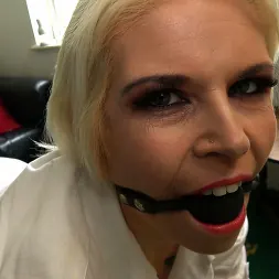 Skylar Squirt en Skylar Squirt: El nacimiento de una zorra azotadora (foto 2) Skylar Squirt en 'Kink Partners' Skylar Squirt: El nacimiento de una zorra azotadora (Miniatura 2)