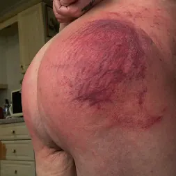 Skylar Squirt en Skylar Squirt: El nacimiento de una zorra azotadora (foto 13) Skylar Squirt en 'Kink Partners' Skylar Squirt: El nacimiento de una zorra azotadora (Miniatura 13)