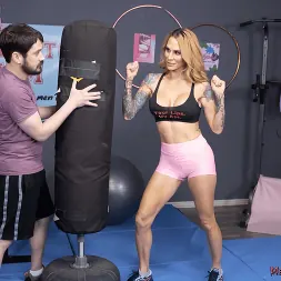 Slave Fluffy に ジムのいじめっ子4-サラジェシー (写真 1) Slave Fluffy に 'Kink Partners' ジムのいじめっ子4-サラジェシー (サムネイル 1)