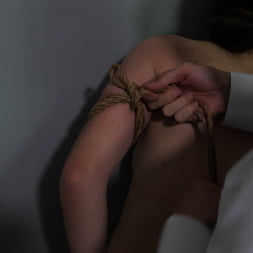 Slave Mila に 'Kink Partners' 極度の首の緊縛で息を切らしながら、奴隷のミラは覆面をかぶった侵入者によって手探りされ、お尻を叩かれ、オーガズムに達します (サムネイル 17)