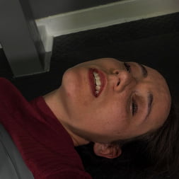 Slave Mila に 'Kink Partners' 無力なテープボンデージの犠牲者:覆面をかぶった捕虜が罪のない奴隷ミラを制圧 (サムネイル 23)