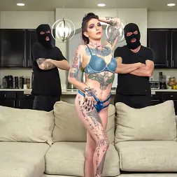 Sully Savage に in Threesome Cat Burglars (写真 2) Sully Savage に 'Kink Partners' in Threesome Cat Burglars (サムネイル 2)