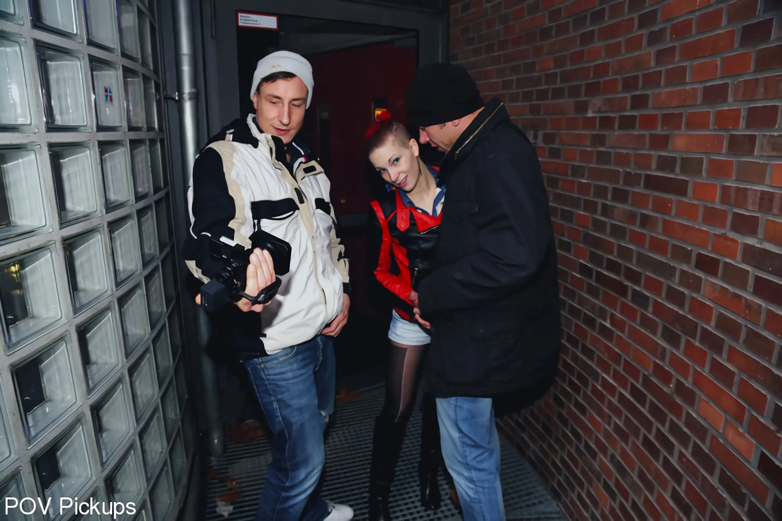 Kink Partners 'Es el cumpleaños de Fash y Jason le regala Sunny.' protagonizando Sunny Sin (foto 1)