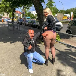 Tatjana Young en 'Kink Partners' and Andy Star Fucking in the City Park (Miniatura 2)