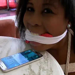 Taylor Summers en Agrees to be Very Tightly Hogtied and Triple Gagged by a Fugitive on the Run! (foto 8) Taylor Summers en 'Kink Partners' Agrees to be Very Tightly Hogtied and Triple Gagged by a Fugitive on the Run! (Miniatura 8)