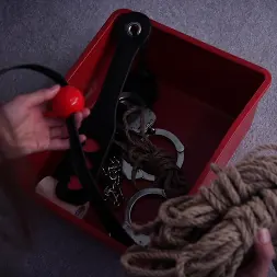 Tina Lee Comet en 'Kink Partners' El flechazo de la niñera (Miniatura 1)