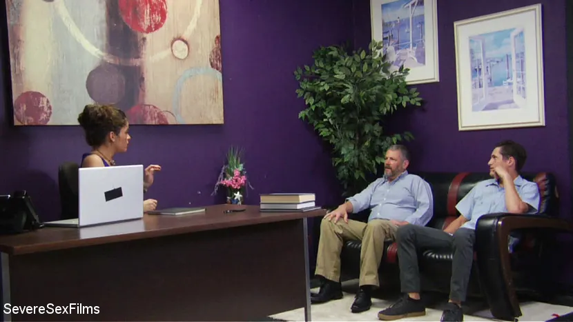 Kink Partners 'Muy mal mantenimiento (Parte 1 de 2)' protagonizando Victoria Voxxx (foto 2)