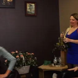 Victoria Voxxx en 'Kink Partners' ¿Quién quiere follarme primero? - Parte 1 (Miniatura 2)