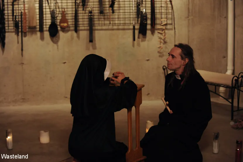 Kink Partners 'Bendíceme Padre, porque he pecado' protagonizando Violet Skye (foto 3)