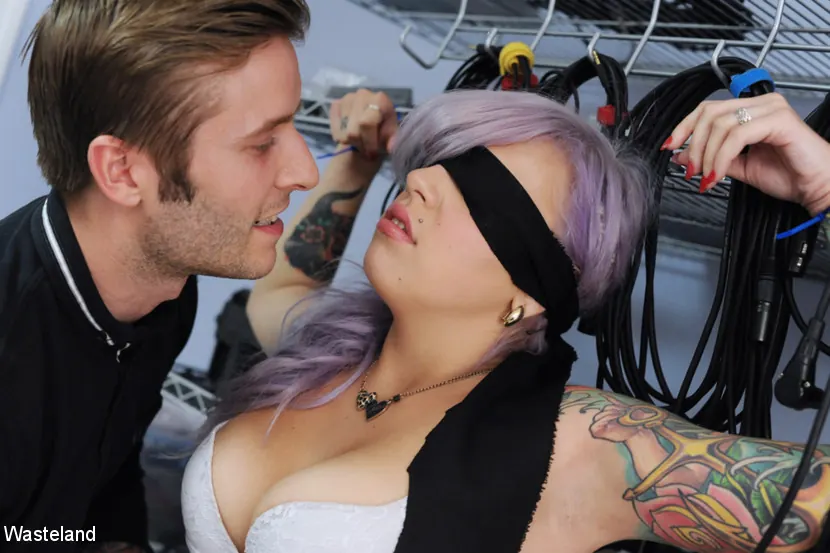 Vyxen Steel に '贈り物を持つ男性に注意してください' from 'Kink Partners' (写真 1) Kink Partners '贈り物を持つ男性に注意してください' 主演 Vyxen Steel (写真 1)